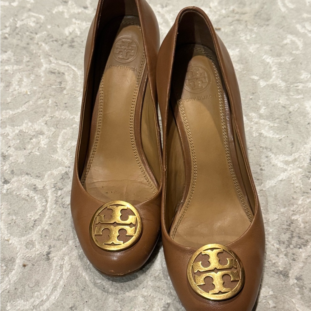 Tory Burch Tan Leather Wedges with Gold Logo Size 6